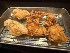 A tray of fried chicken

AI-generated content may be incorrect.