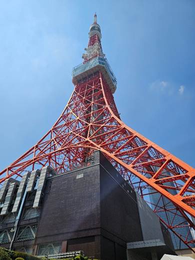 A close-up of Tokyo Tower

AI-generated content may be incorrect.