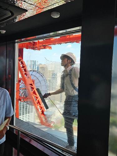 A person cleaning a window

AI-generated content may be incorrect.