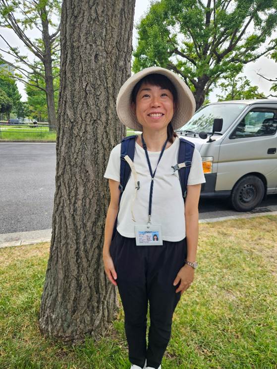 A person standing next to a tree

AI-generated content may be incorrect.