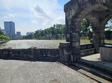 A stone archway with a pond in the background

AI-generated content may be incorrect.