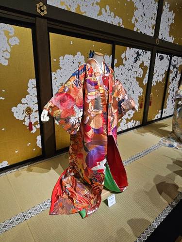 A mannequin wearing a kimono

AI-generated content may be incorrect.