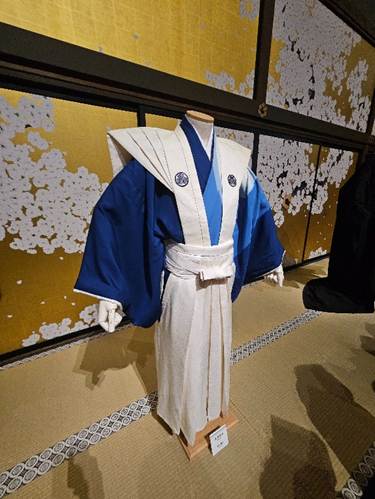 A mannequin wearing a blue and white robe

AI-generated content may be incorrect.