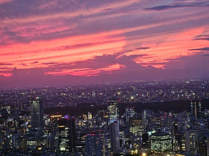 A cityscape with a pink and orange sky

AI-generated content may be incorrect.