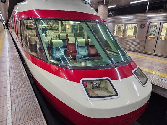 A train in a station

AI-generated content may be incorrect.