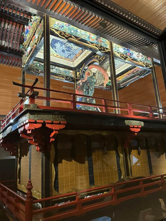 A building with a glass roof

AI-generated content may be incorrect.