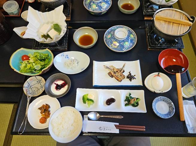 A table with plates and bowls

AI-generated content may be incorrect.