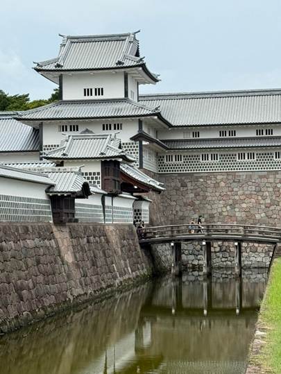 A bridge over a body of water

AI-generated content may be incorrect.