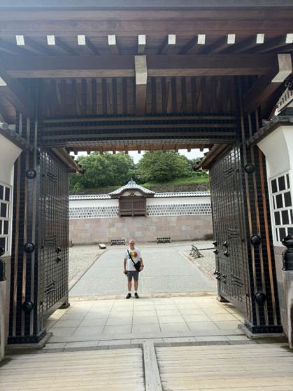 A child standing in front of a gate

AI-generated content may be incorrect.