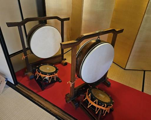 A pair of drums on a stand

AI-generated content may be incorrect.