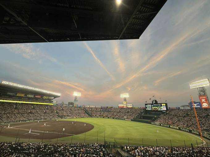 A baseball stadium with a crowd of people

AI-generated content may be incorrect.