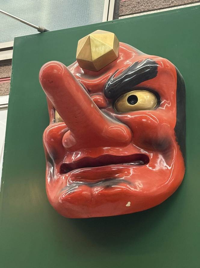 A red mask on a green wall

AI-generated content may be incorrect.