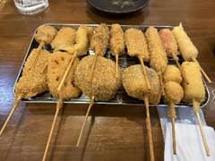 A tray of fried food on a table

AI-generated content may be incorrect.