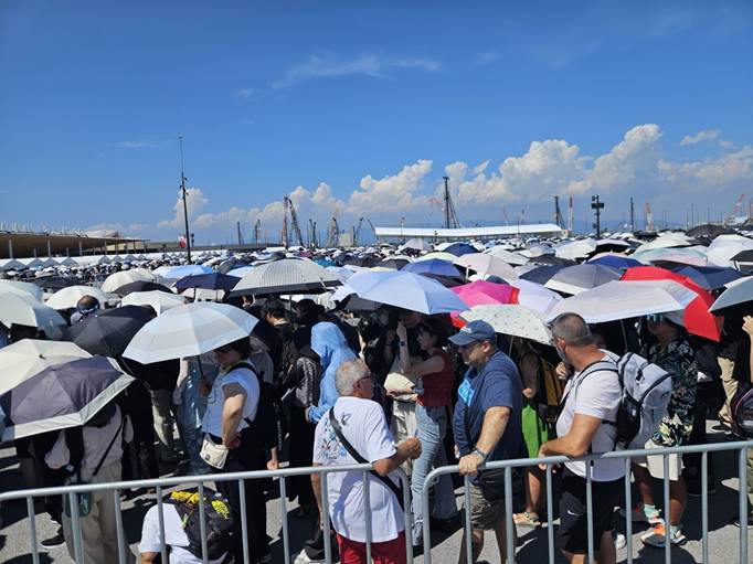 A group of people holding umbrellas

AI-generated content may be incorrect.