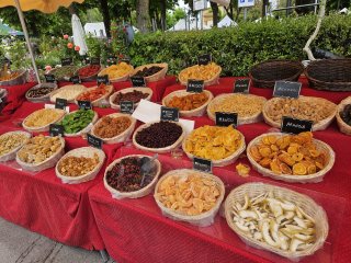 A picture containing food, meal, snack, fast food

Description automatically generated