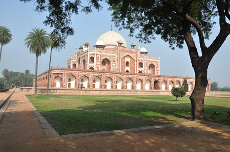 Sightseeing at a Delhi monument