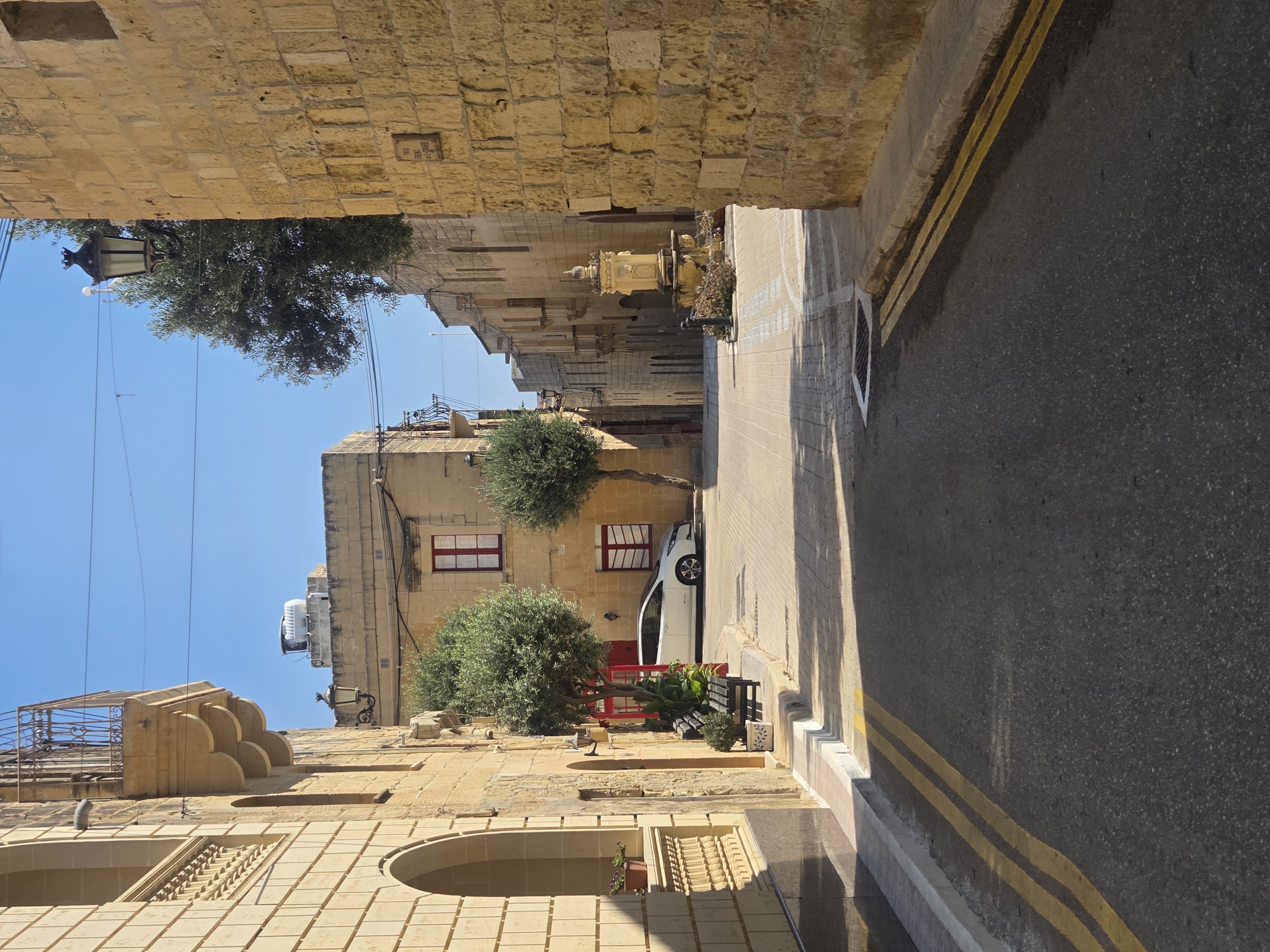 Gharb fountain and telephone box