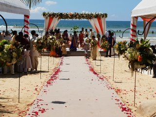 The bride arriving at the beach wedding